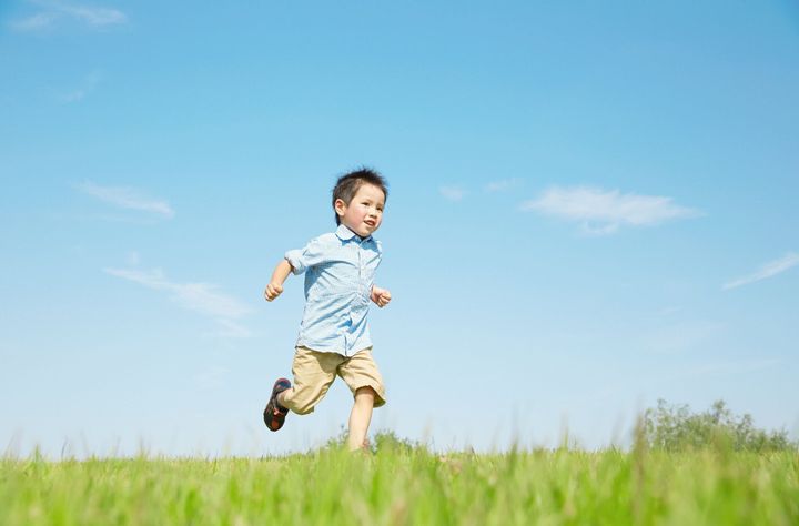 アジアの子供を実行します。