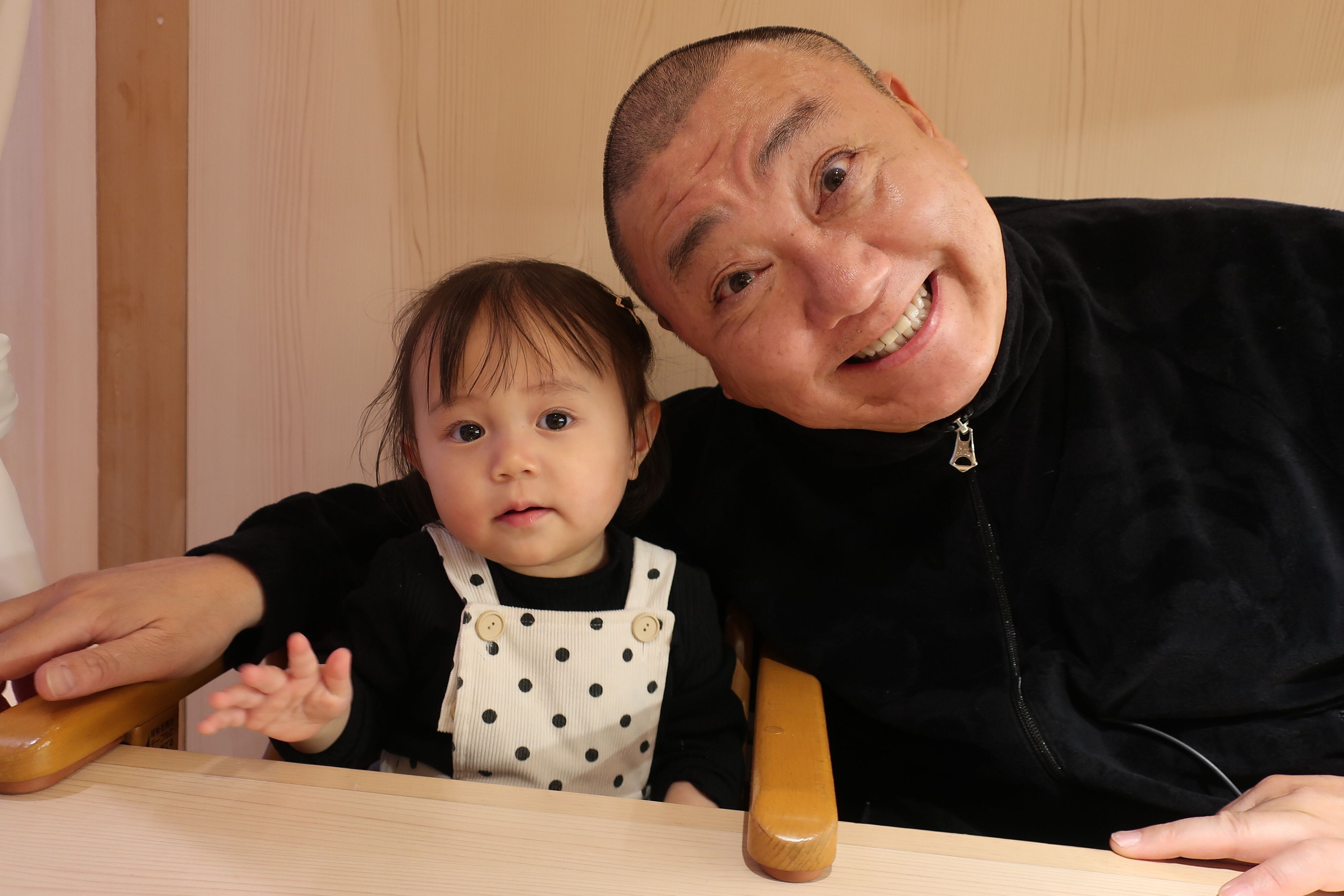 山本さんとにこりちゃん。オリジナルソングで笑わせてくれるパパ。