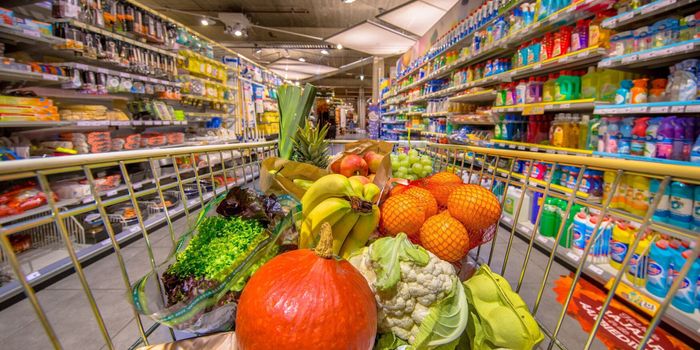 食料品店のカートで野菜や果物の健康的です