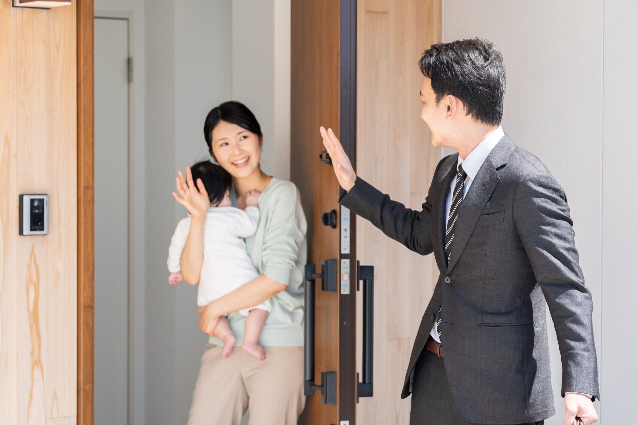 入り口でアジア系のビジネスマン