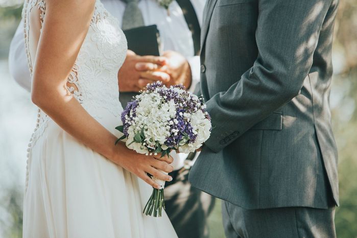 屋外の結婚式での誓いを言って新郎新婦