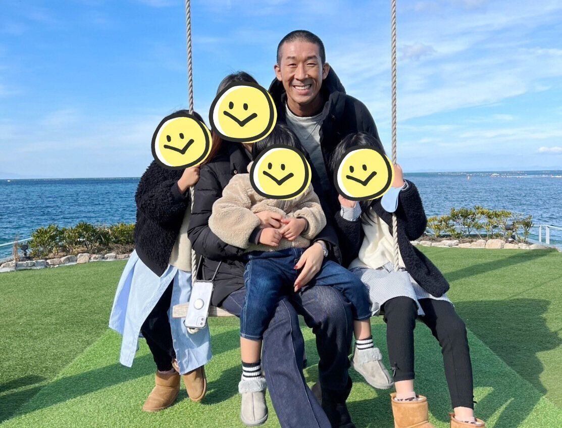 田村さんと妻、３人の子どもたちの家族写真。