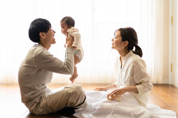 楽しく子育てをする幸せな家族