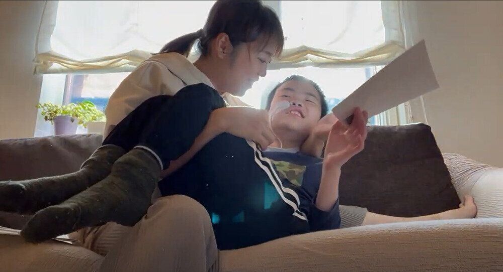 隼人くんに絵本の読み聞かせをしている庄司さん