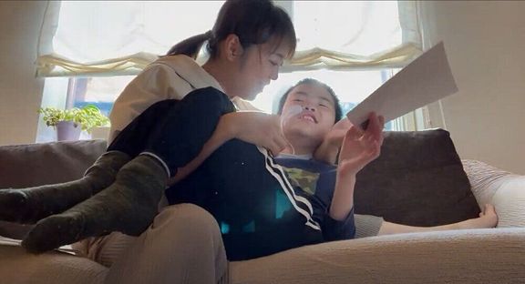 隼人くんに絵本の読み聞かせをしている庄司さん