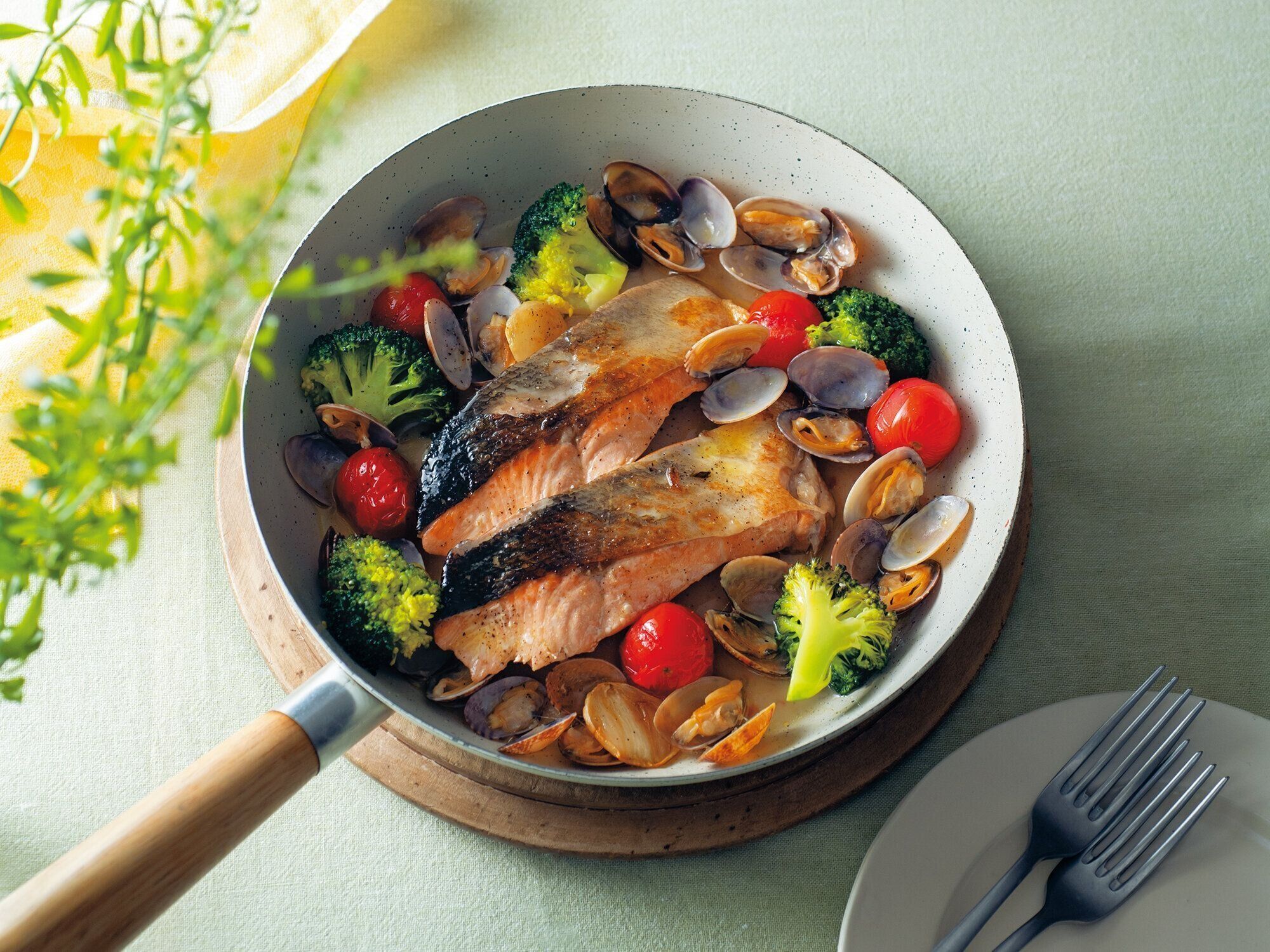 【妊活レシピ】鮭とあさりのアクアパッツァ風