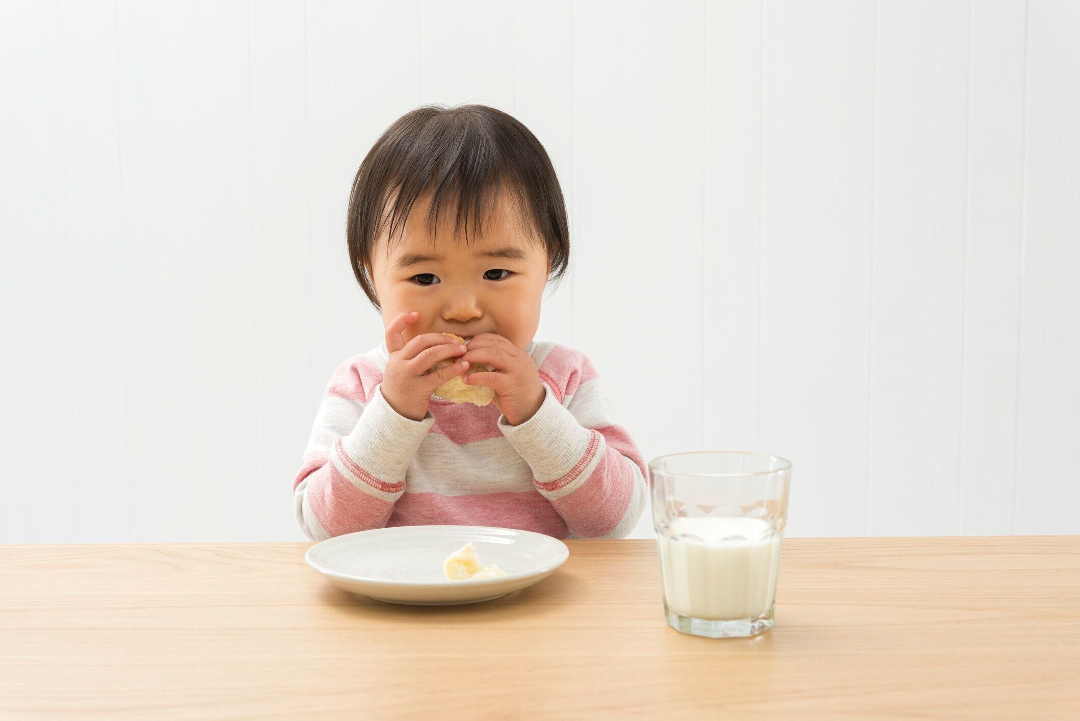 子供がパンを食べる