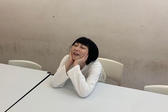 仕事の合間に、リラックスしている様子の鳥居さん。