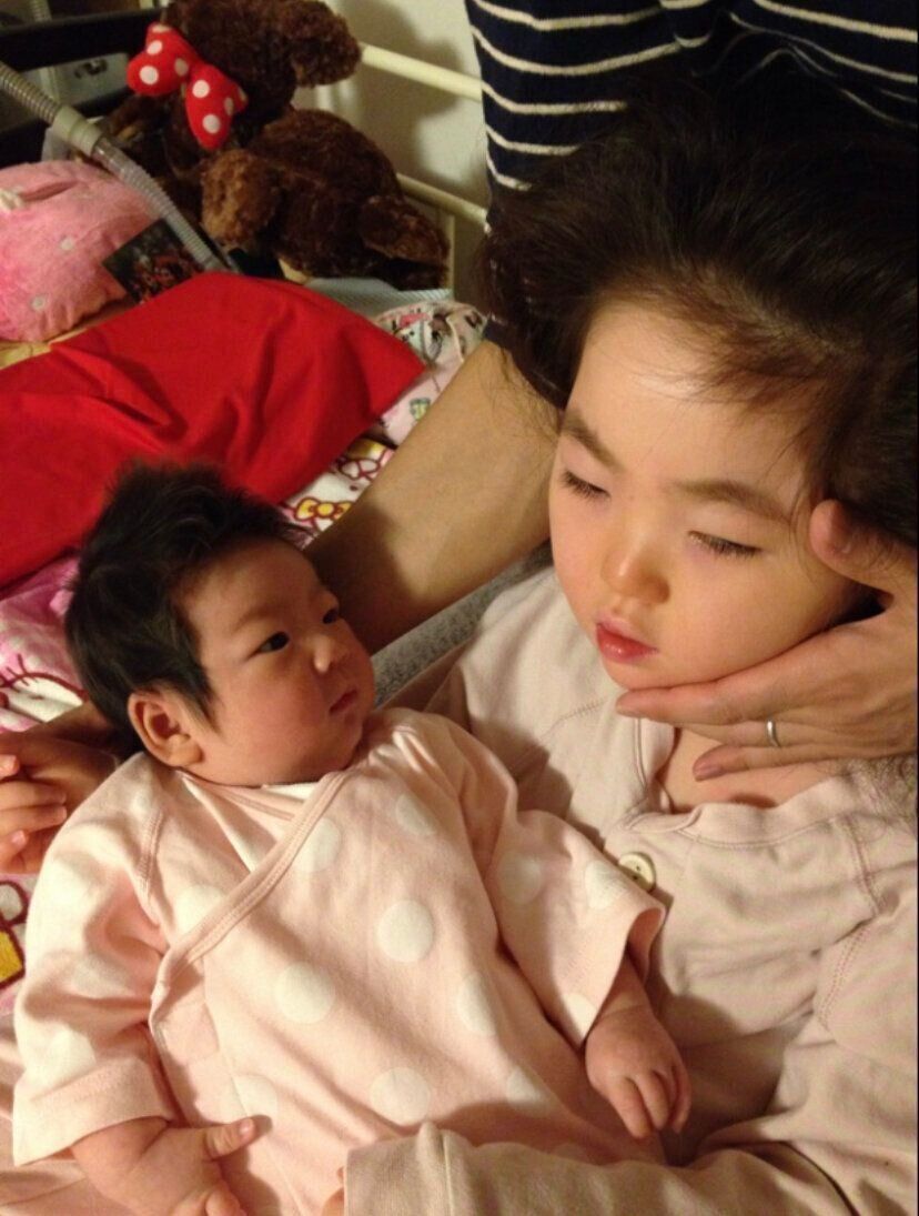 幼少期の頃の愛夕さんと実來さんの写真