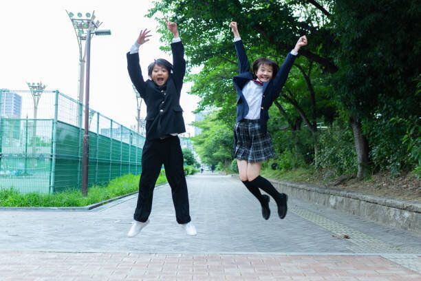 ジャンプする中学生