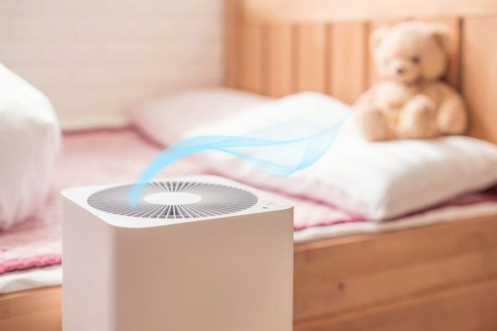 部屋に空気清浄機。空気クリーナー家の微細な塵埃を除去します。