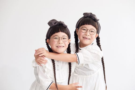 りんあんちゃん、抱き合う二人