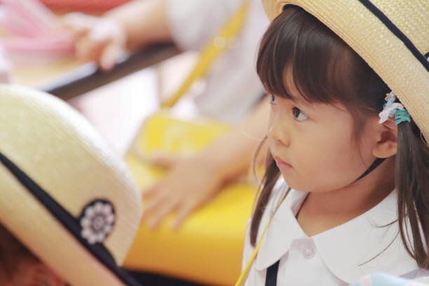 夏 (3 歳) で彼女の教室で制服の幼稚園で日本の女の子