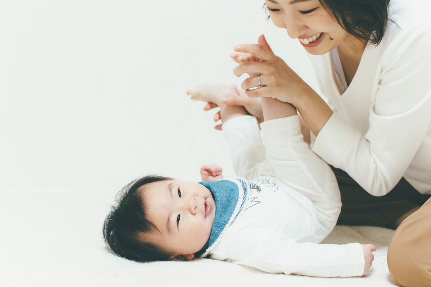 猛暑でもおうちで楽しめる 発達別 赤ちゃんの運動神経をはぐくむおうち遊び たまひよ 猛暑でもおうちで楽しめる 発達別 赤ちゃんの運動神経をはぐくむおうち遊び たまひよ