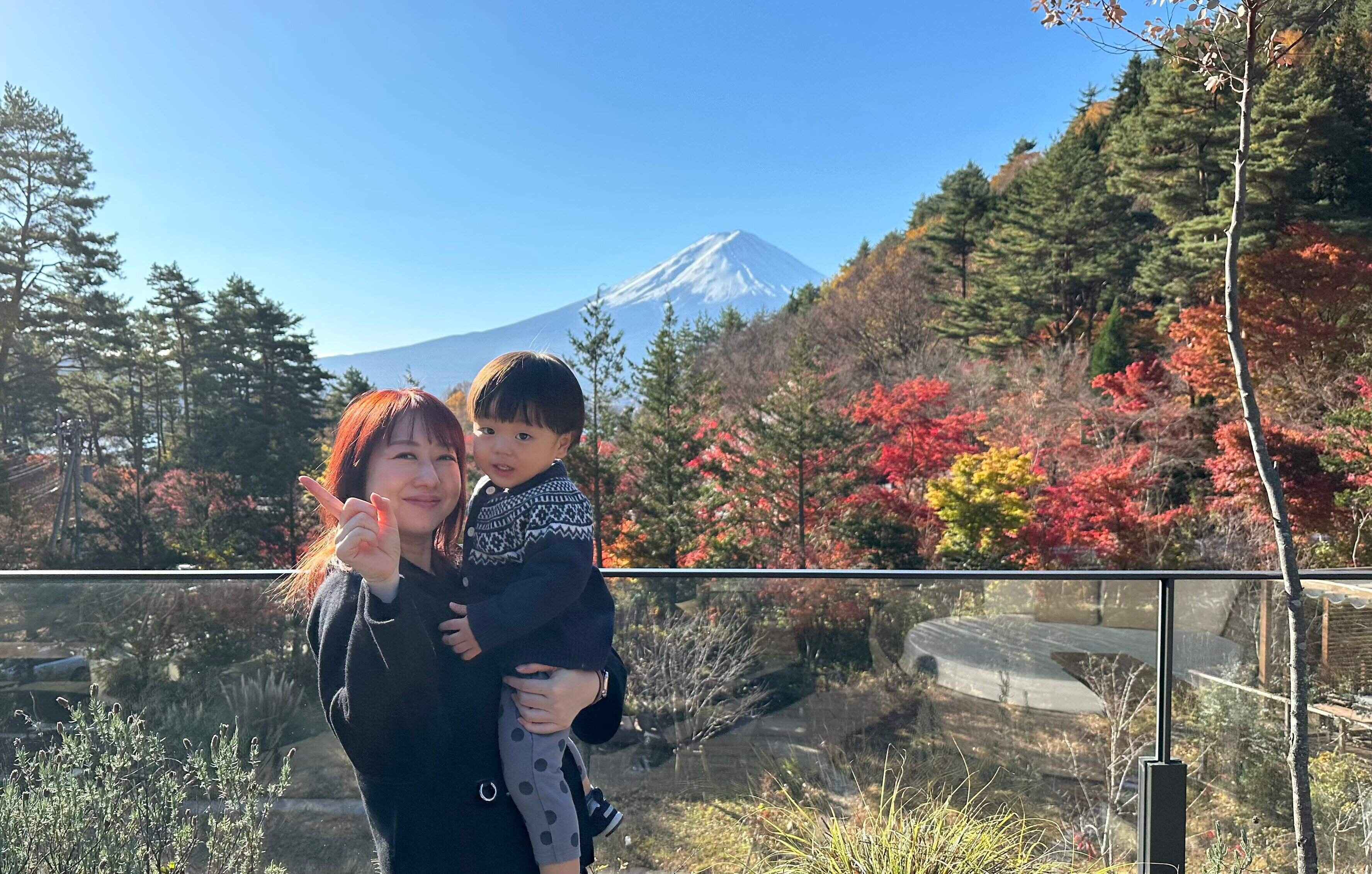 富士山をバックに、あいりさんと息子さんの写真