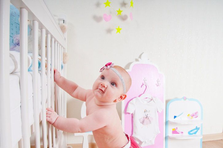 医師監修 つかまり立ちと伝い歩きはどう違う 8ヶ月 1歳以降の発育発達を小児科医が解説 たまひよ