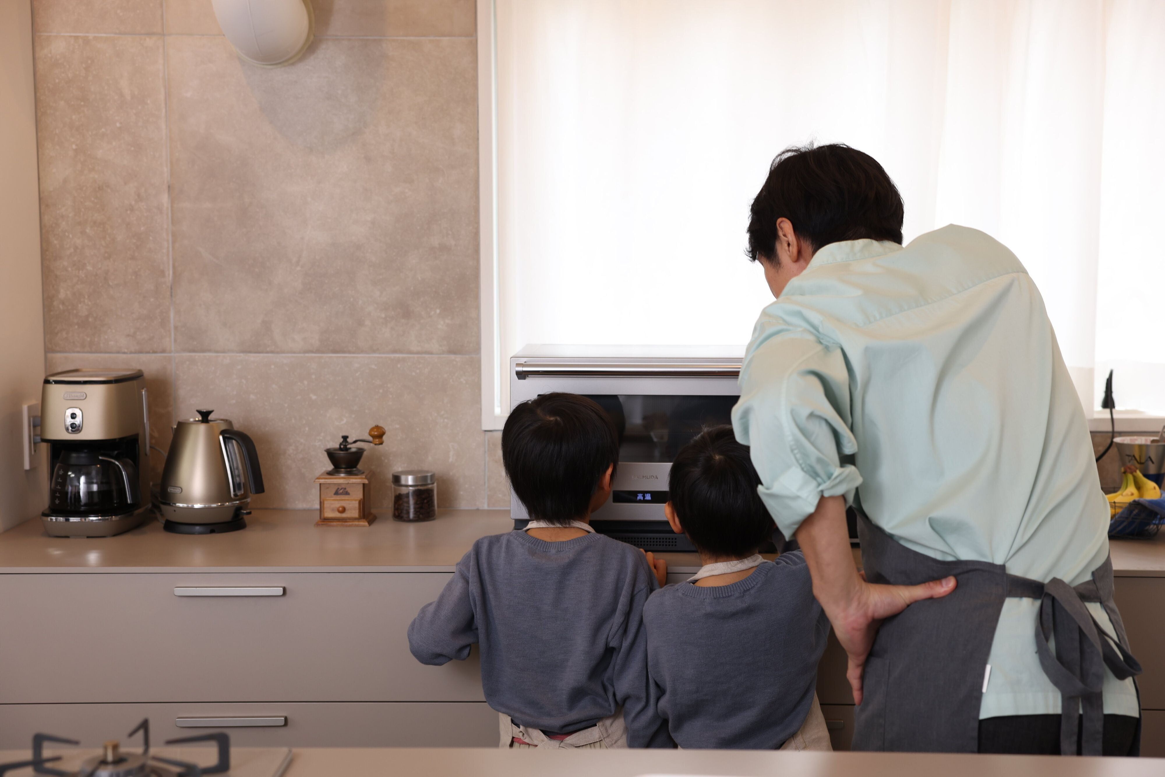 スイーツ本の撮影現場で。上の息子さんたちと一緒にスイーツ作りも。