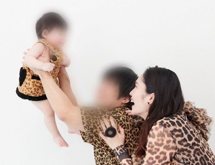 おそろいのひょう柄コーデで、親子3人で記念撮影。