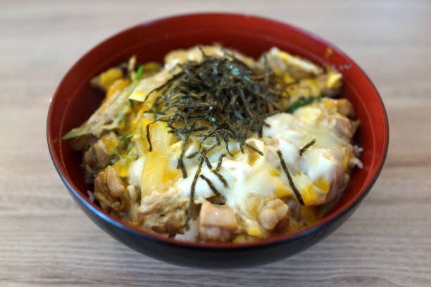 おやこん、鶏肉、卵をご飯に