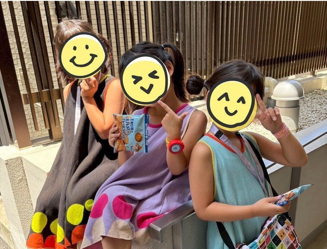 双子の姉妹と三女。けんかをしながらも、仲よしの子どもたち。