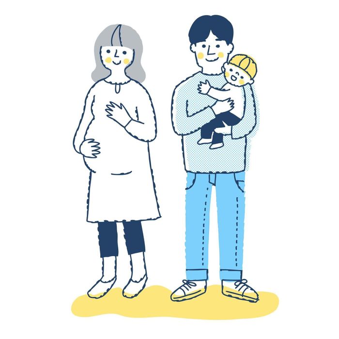 笑顔で立つ若い家族