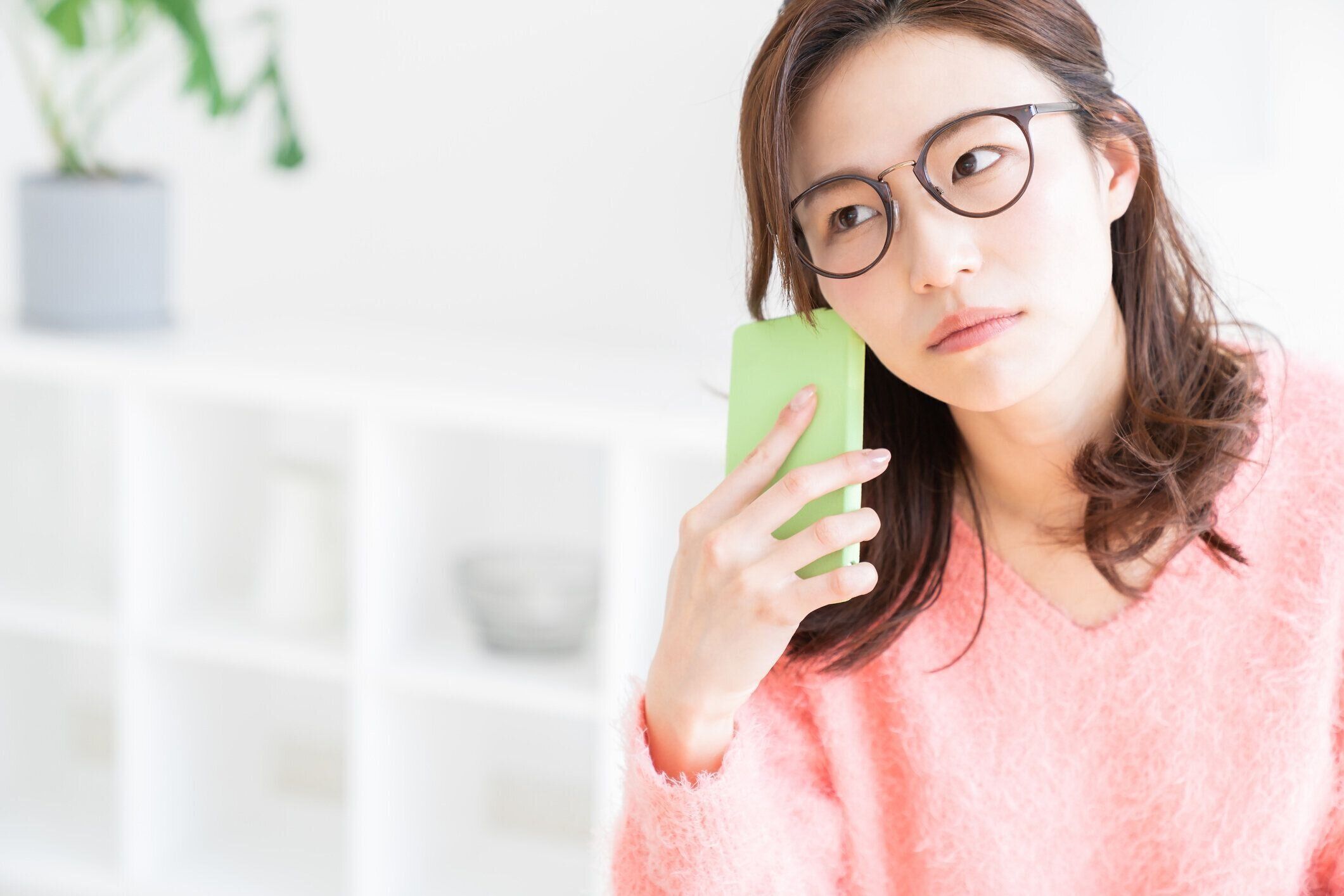 スマートフォンを見るためにアジアの女性は、考える、