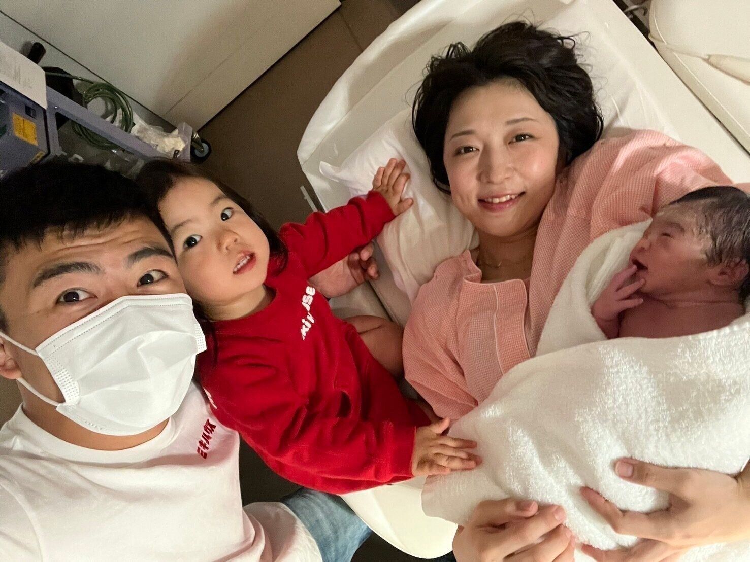 二女が生まれた直後の、家族写真。