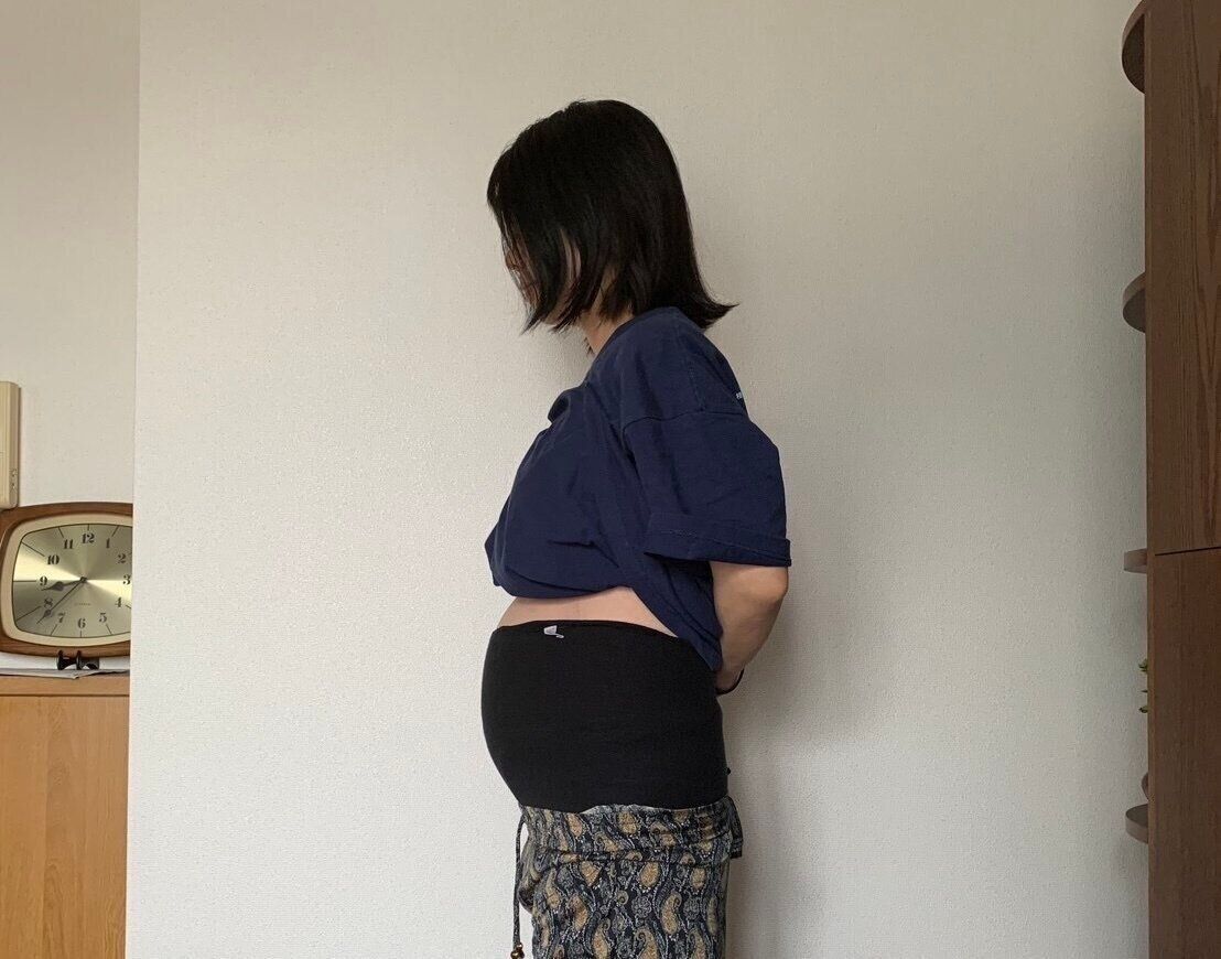 妊娠中の山﨑さん。だいぶおなかが大きくなってきたころ。