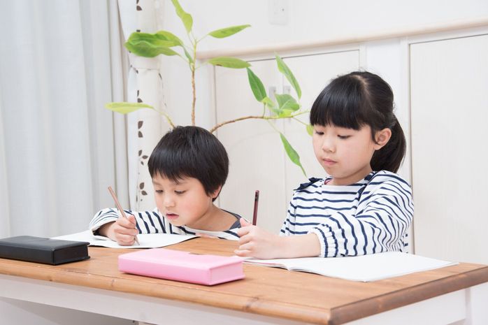 小学生の男の子と女の子が勉強している
