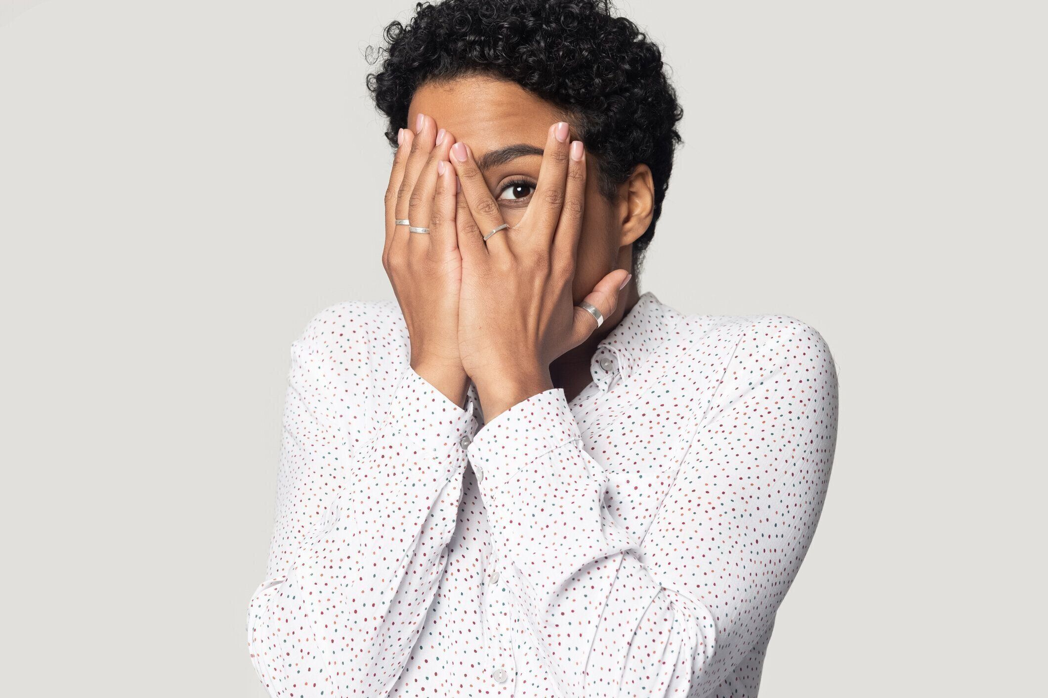 手が指を覗いて顔を隠す恐れアフリカの女性