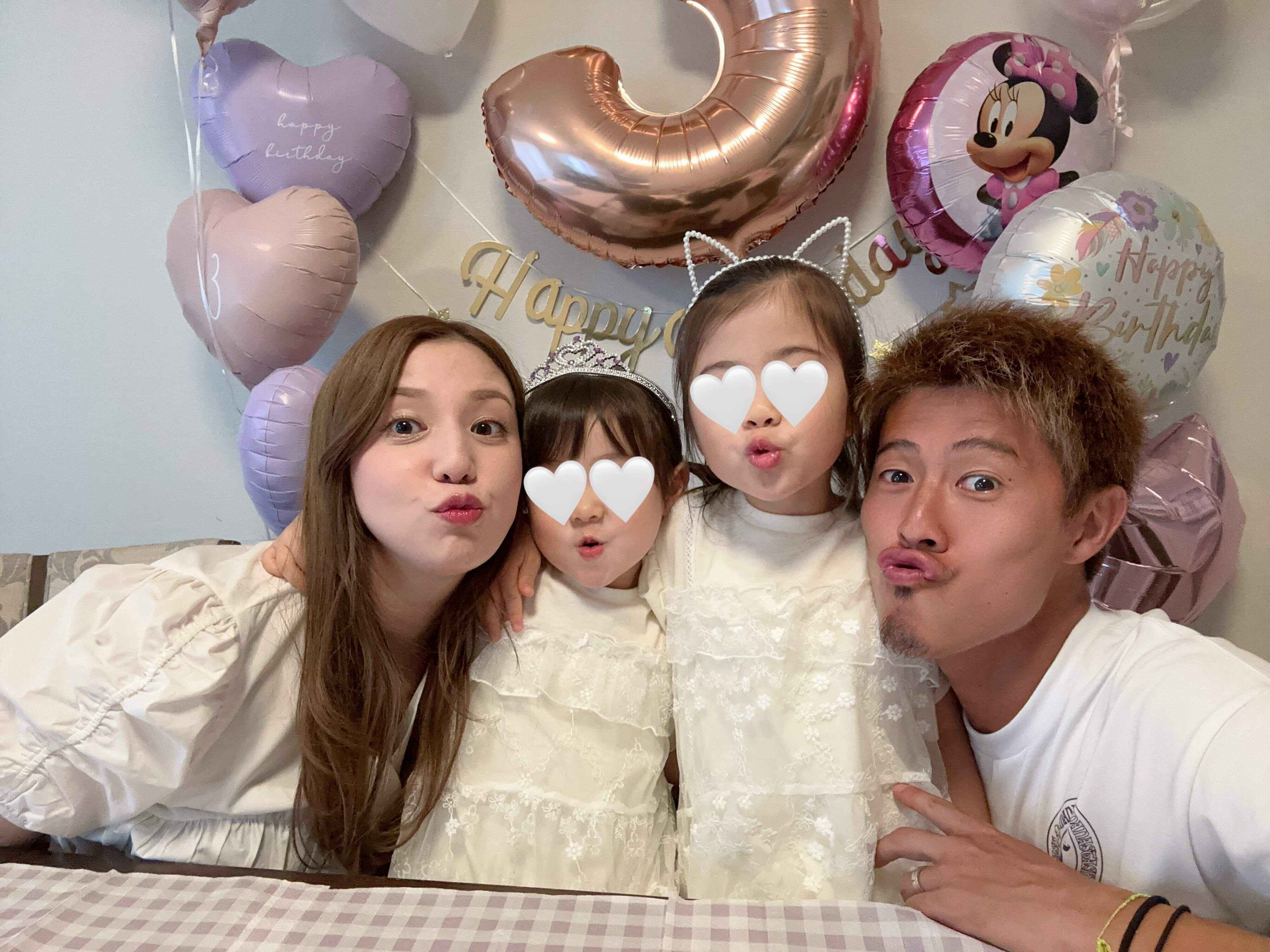 丸高さんと夫の柿谷さん、娘さん２人での家族写真。