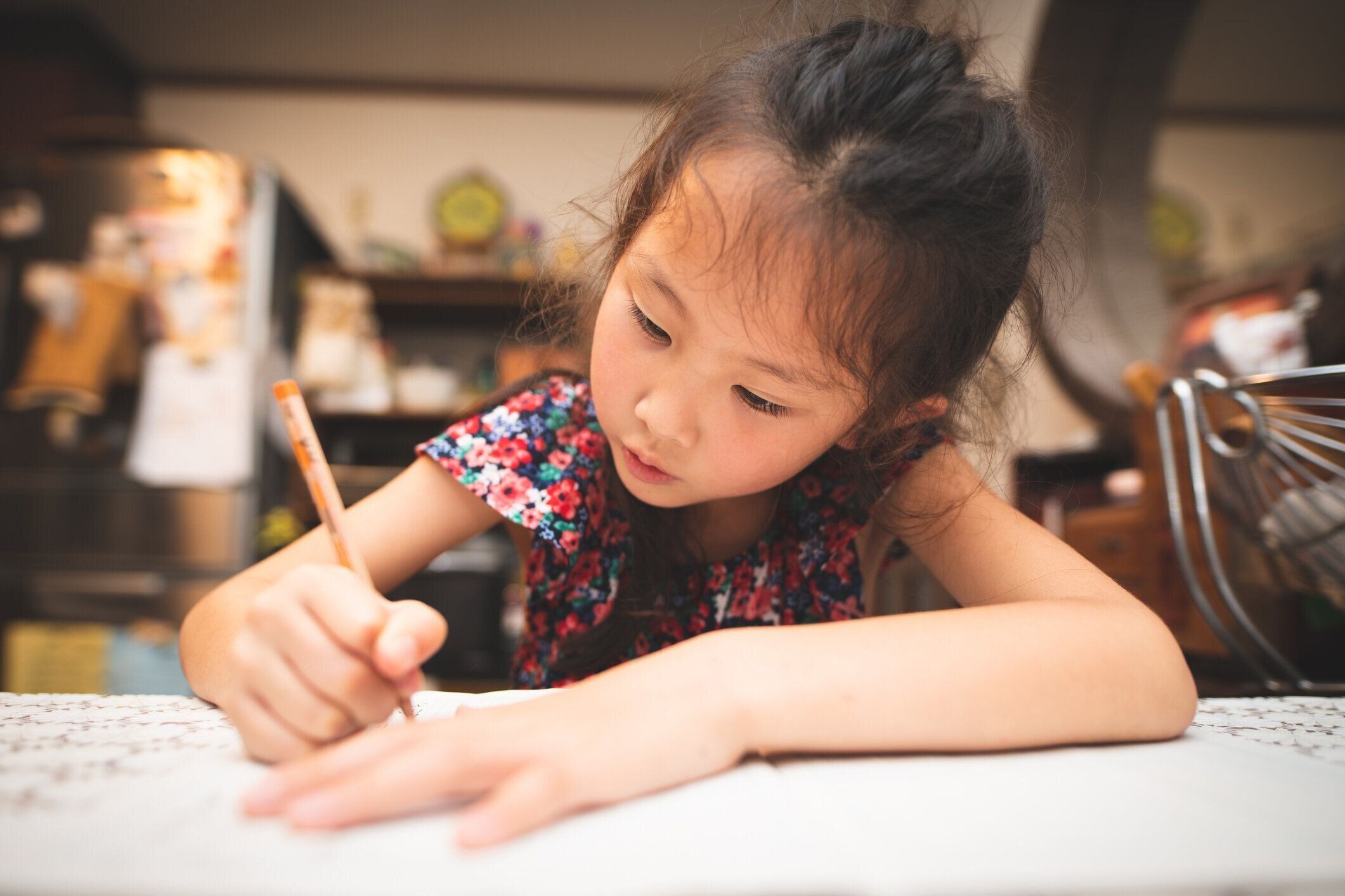 自宅で真剣に勉強している女の子