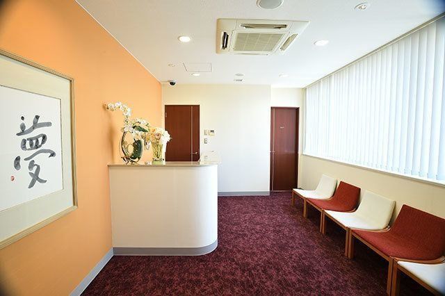 ART待合室もゆったりくつろげる雰囲気