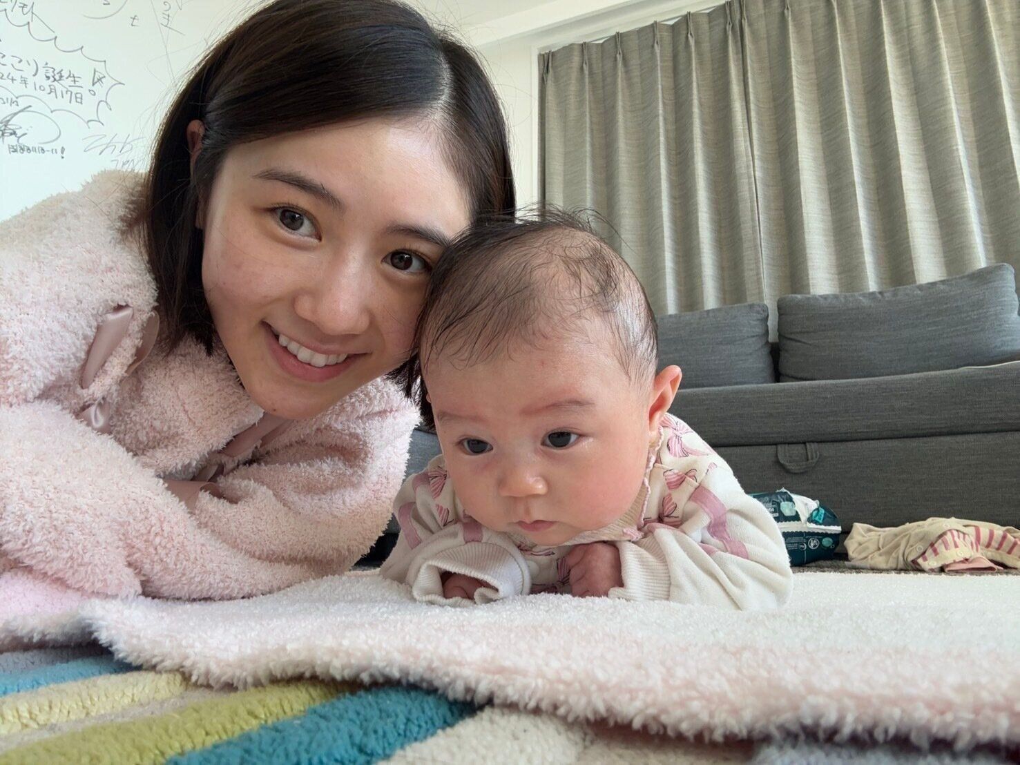 首が少ししっかりしてきたにこりちゃんと、ママの顔の西野さん。