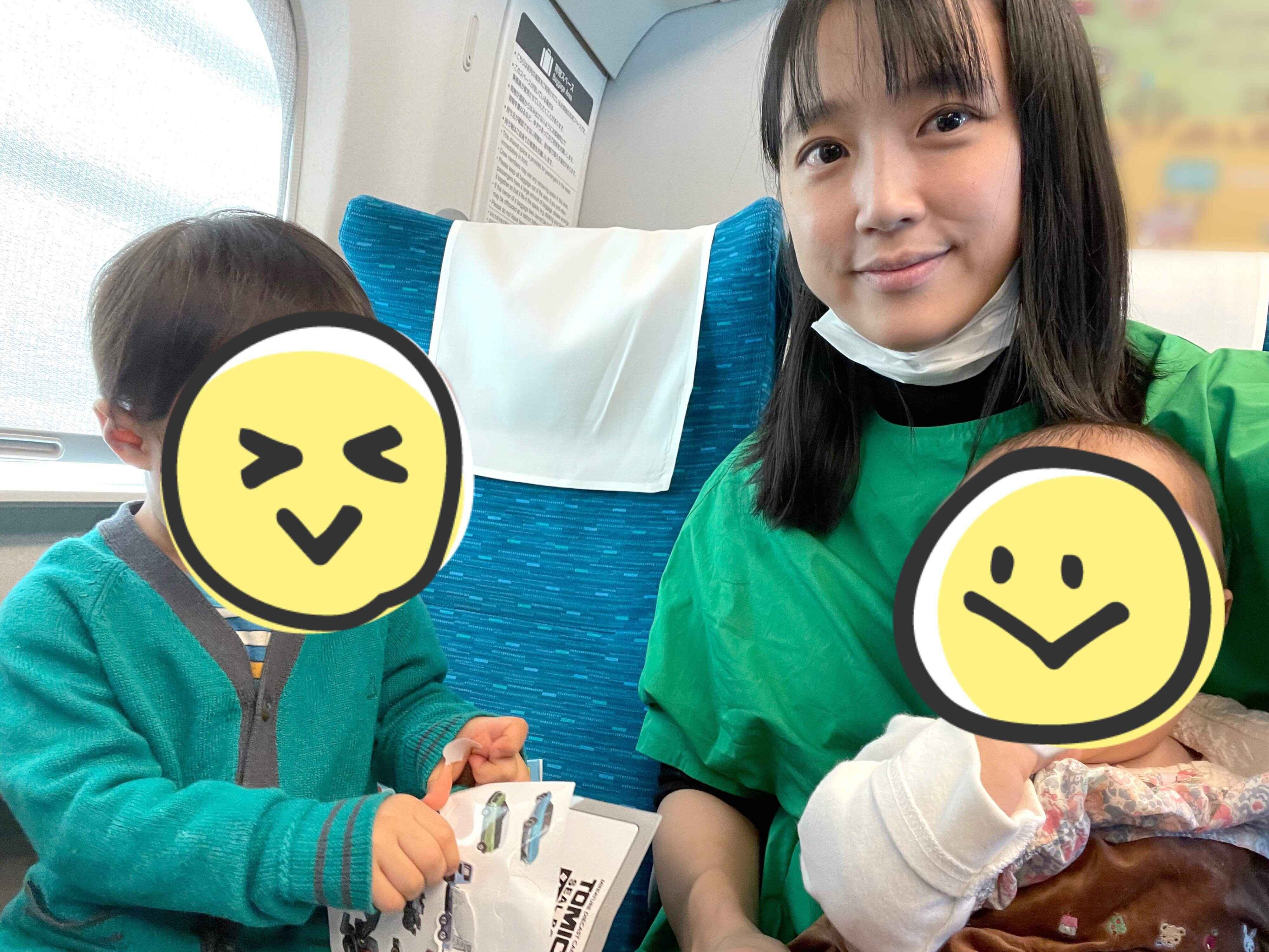 新幹線の中で過ごす竹内さんと子どもたち。