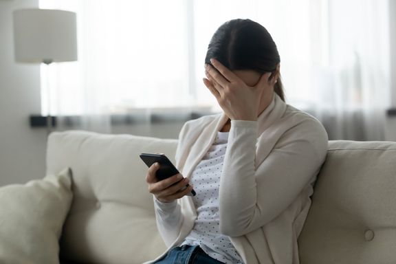 スマートフォンを持っているストレスの多い女性は、屈辱的な、サイバーいじめの概念を感じます