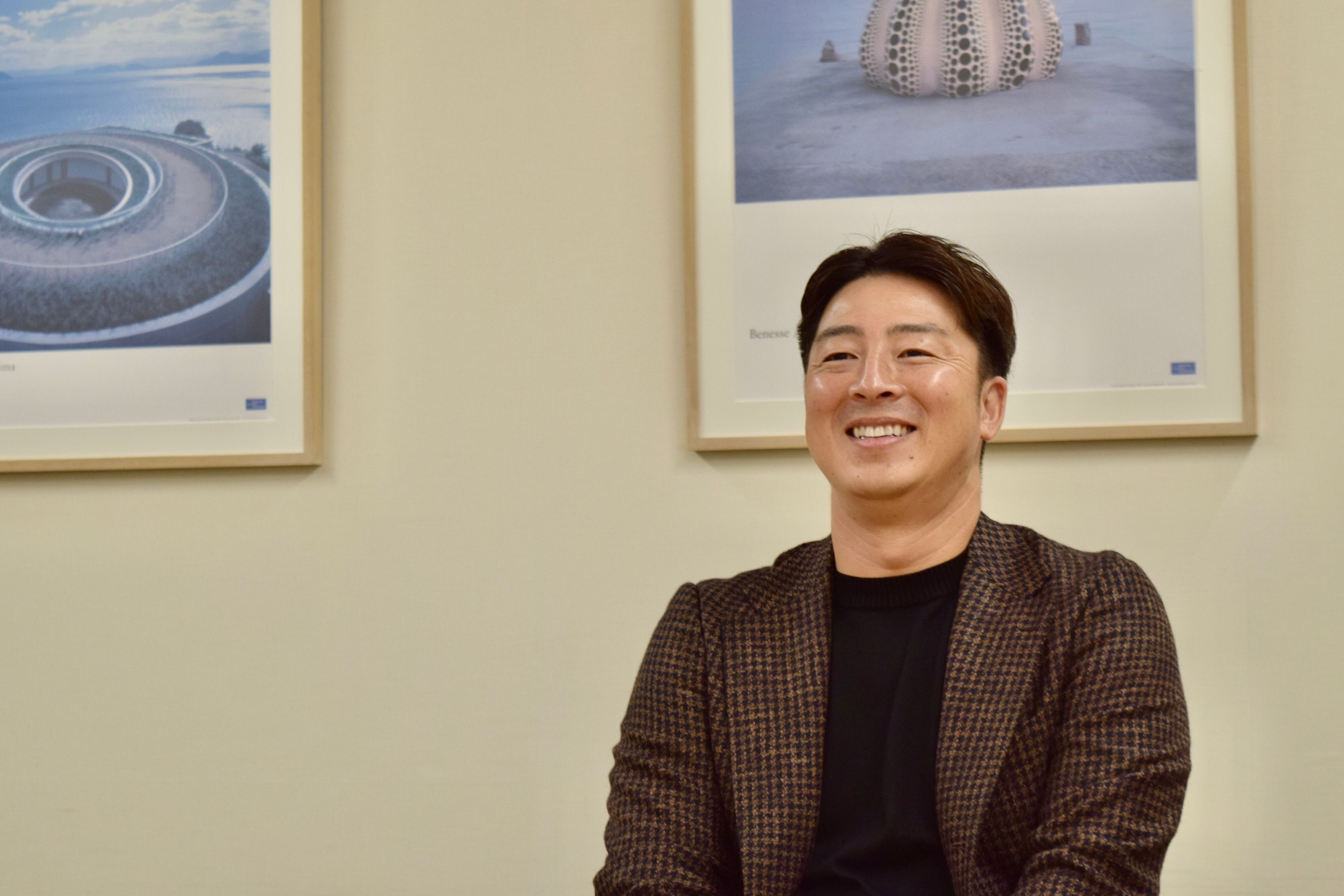 インタビューに答える美馬さん。