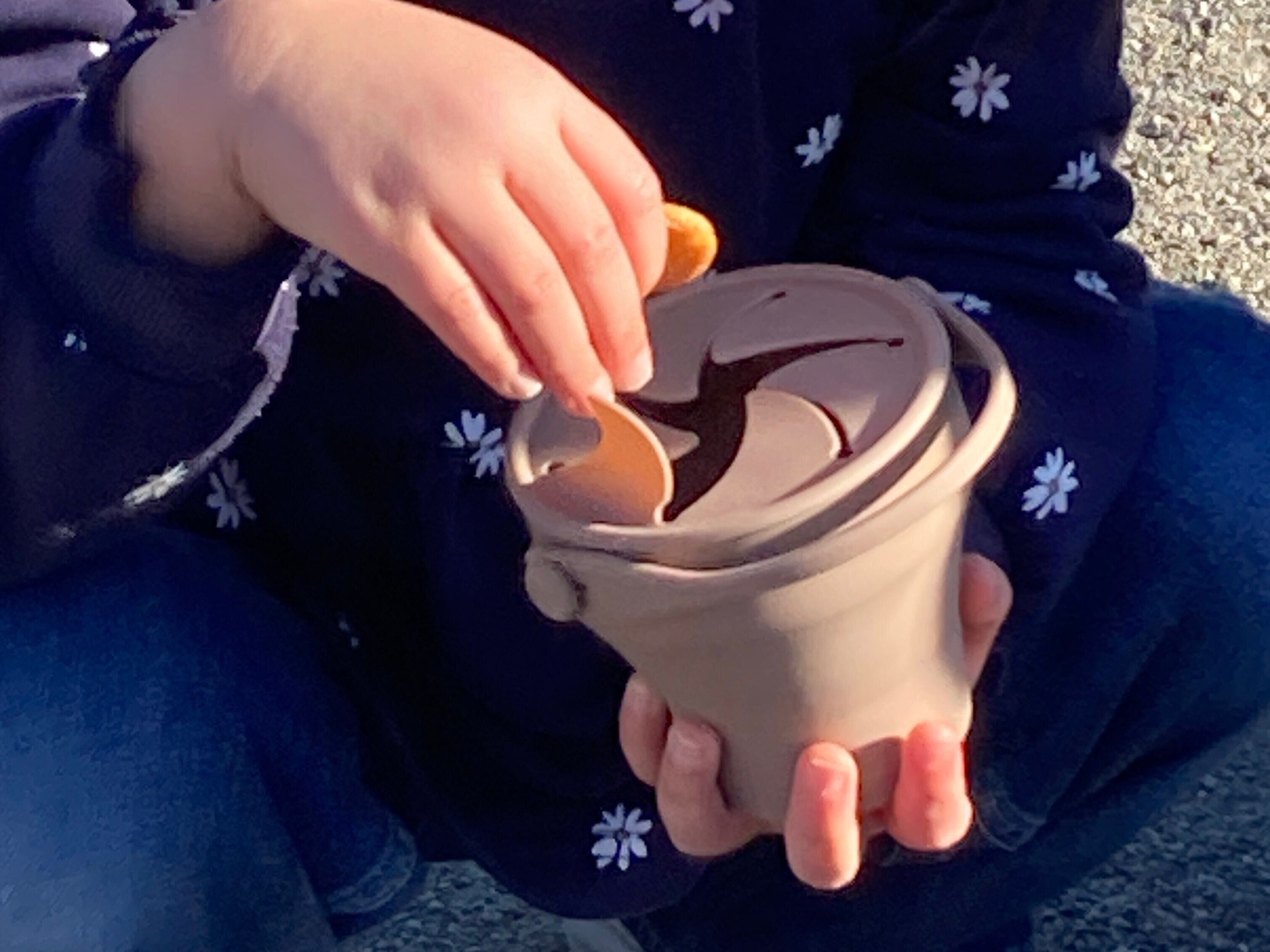 【3COINS】ありそうでなかった！かさばらなくて衛生的な「折りたためるスナックカップ」が便利です