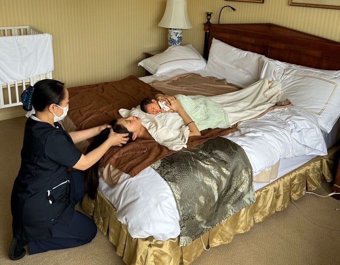 ヘッドマッサージをしてもらっている岡副さん。