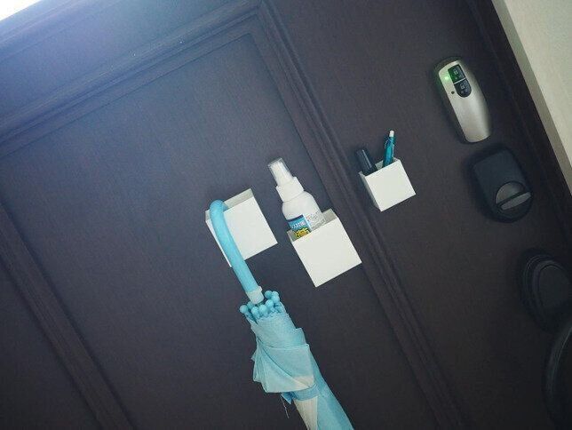 キューブポケットを玄関につけて雨の日の傘かけに