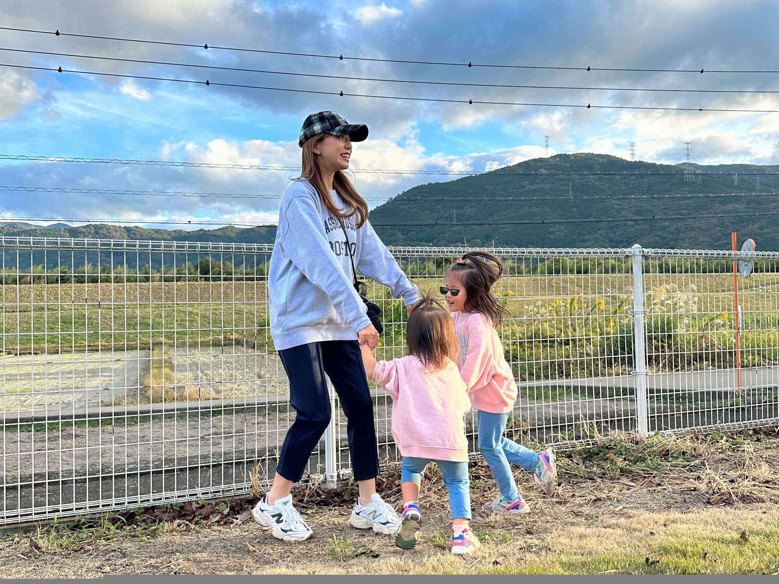 娘さん２人と遊ぶ丸高さん。