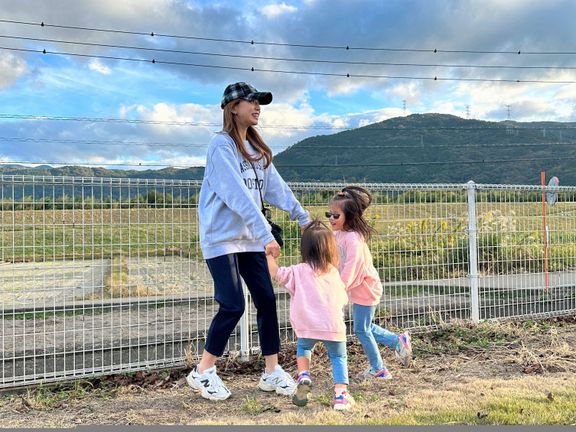 娘さん2人と遊ぶ丸高さん。