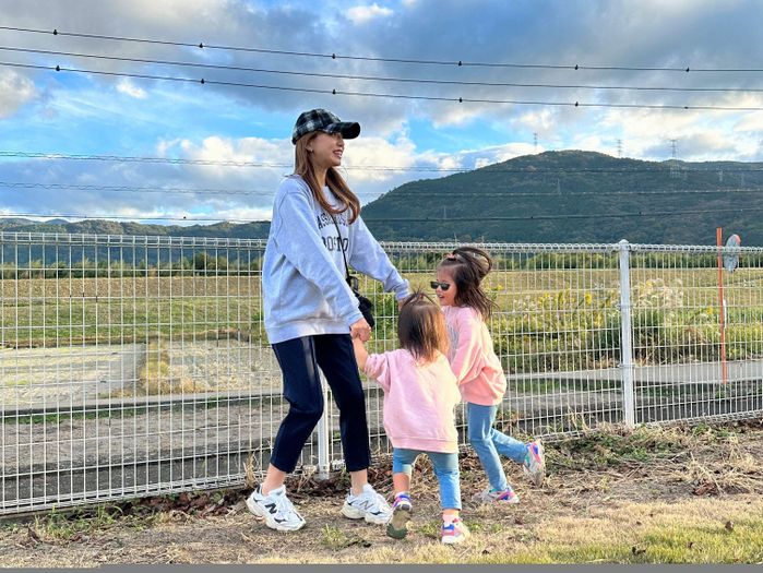 娘さん2人と遊ぶ丸高さん。