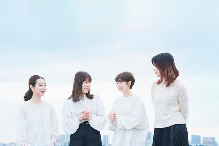 笑顔で話す4人の日本人女性