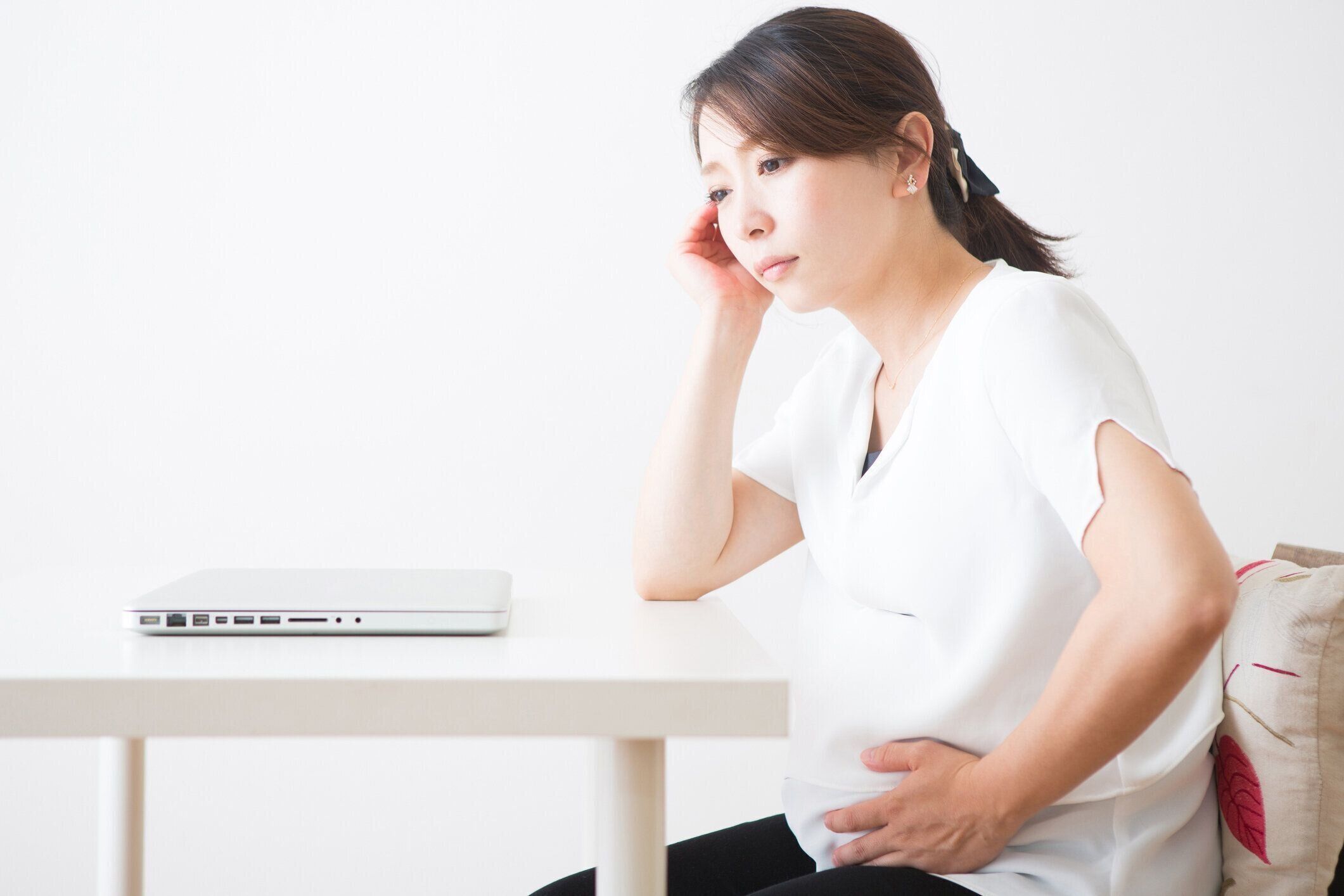 妊娠中の女性は、オフィスで頭痛を引き起こす