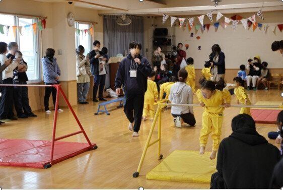 前回りを見せたい子、平均台を見せたい子、それぞれ自分で目標を決めて当日に見せる