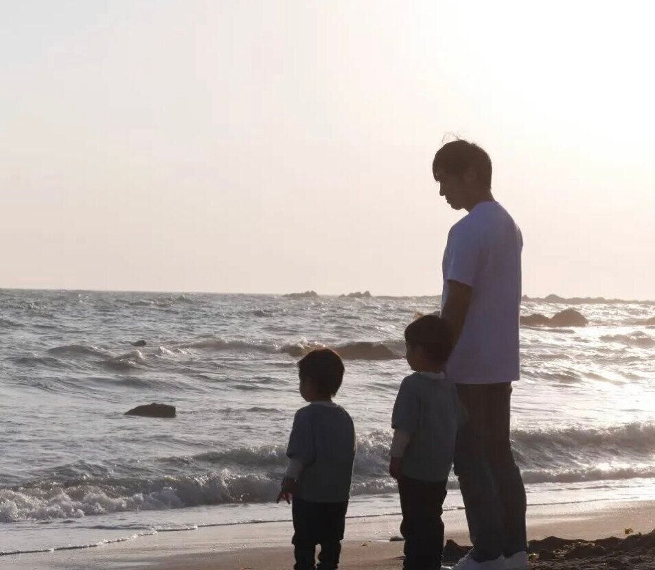 上の息子さんたちと一緒に海へ。高橋さんにとって、息子たちは大切な宝物。