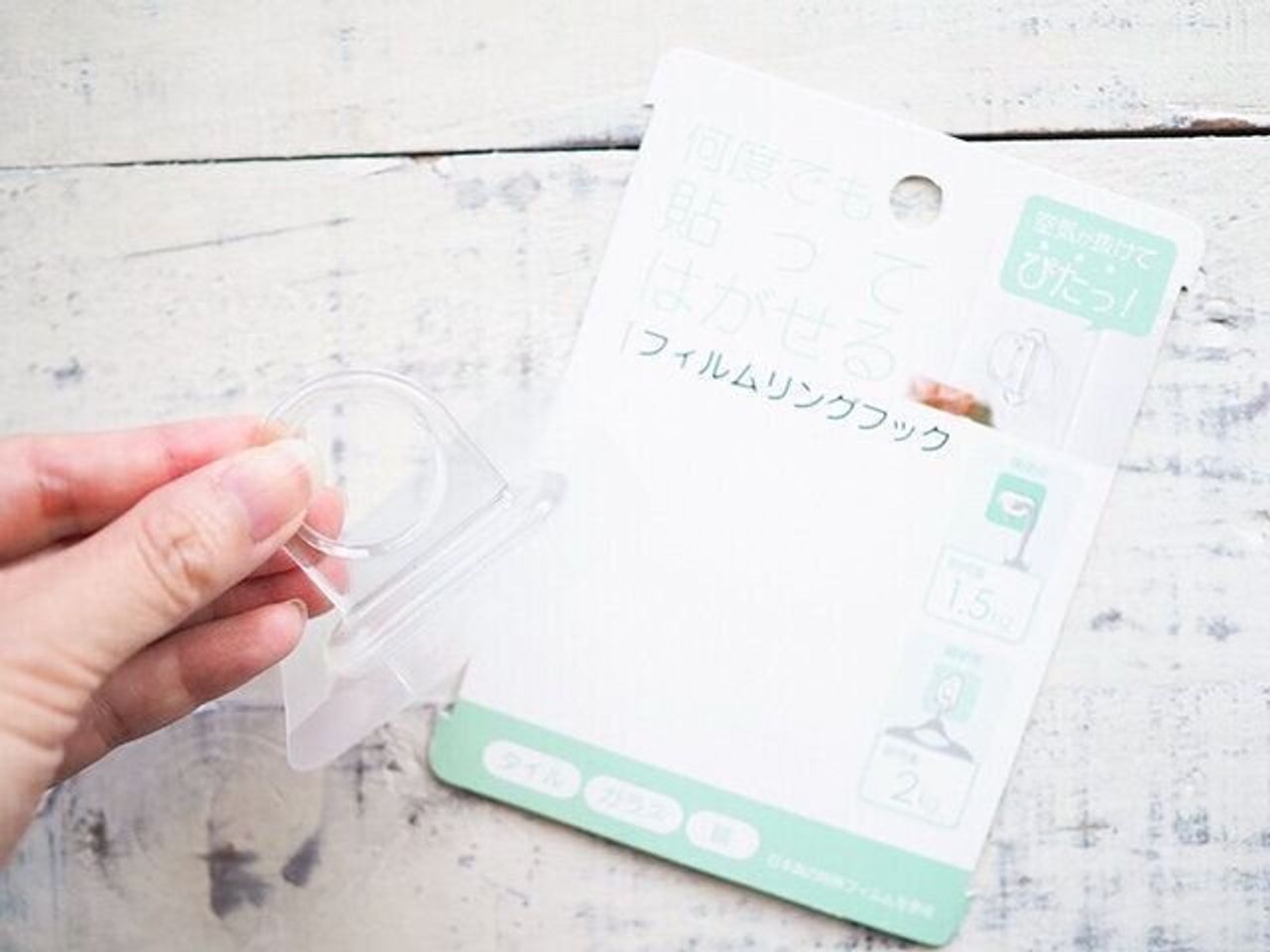 洗面台やお風呂場で大活躍 セリアの 貼ってはがせる フックの実例アイデア たまひよ 洗面台やお風呂場で大活躍 セリアの 貼ってはがせる フックの実例アイデア たまひよ