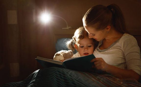 寝る前にベッドで母と子の読書本します。