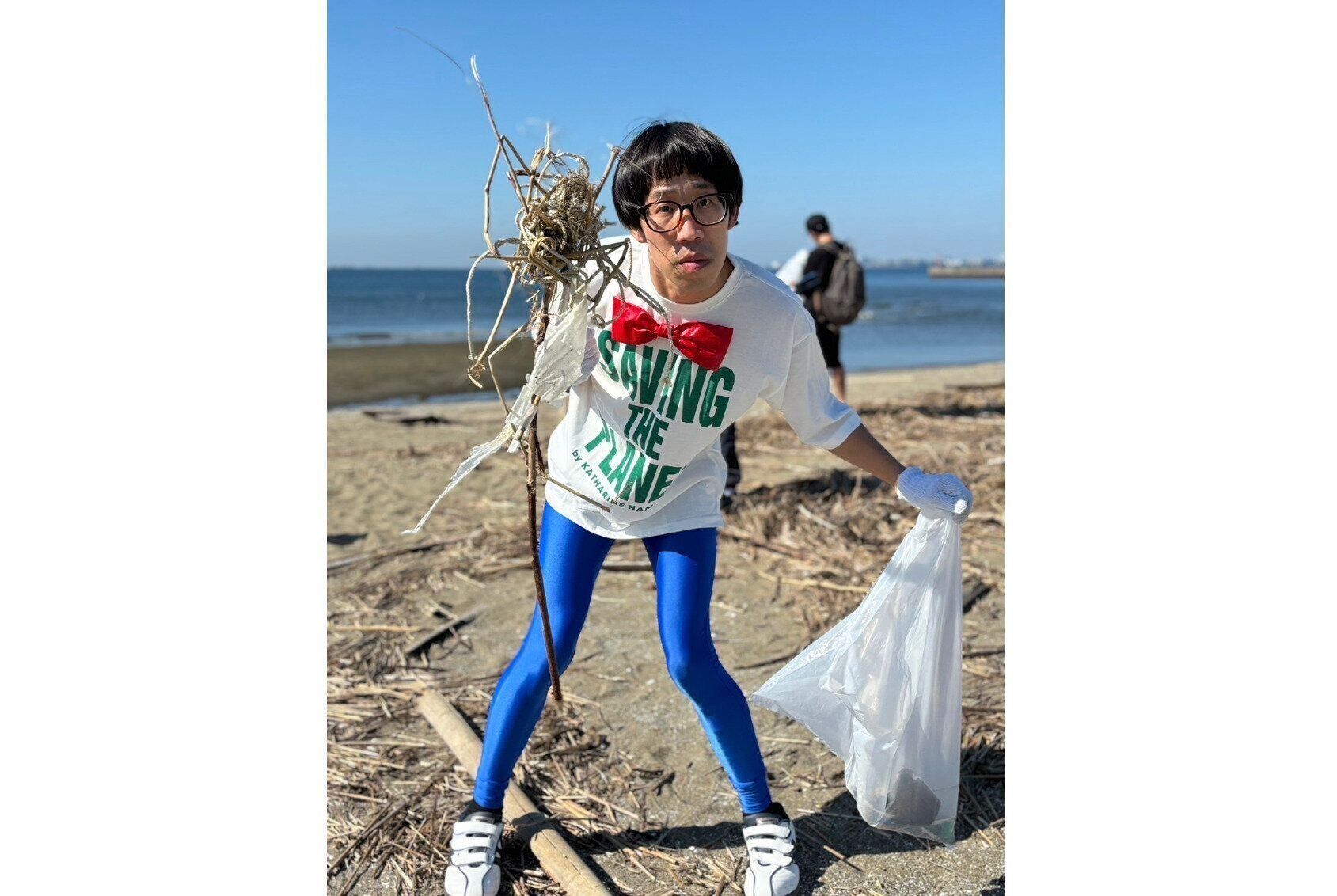ビーチクリーンに参加する、ひょっこりはんさん。